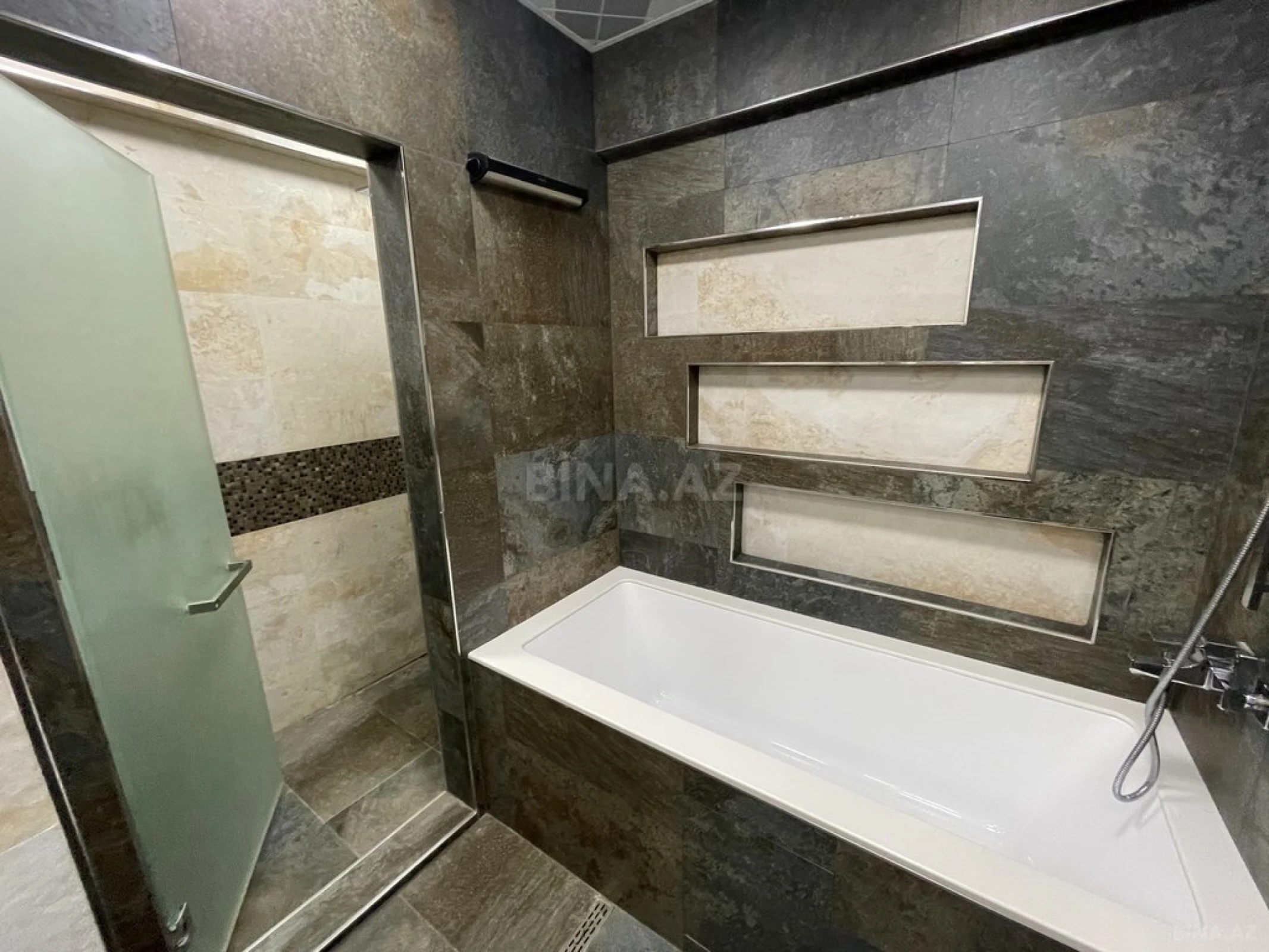 Satılır 6 otaqlı mənzil 280 m²