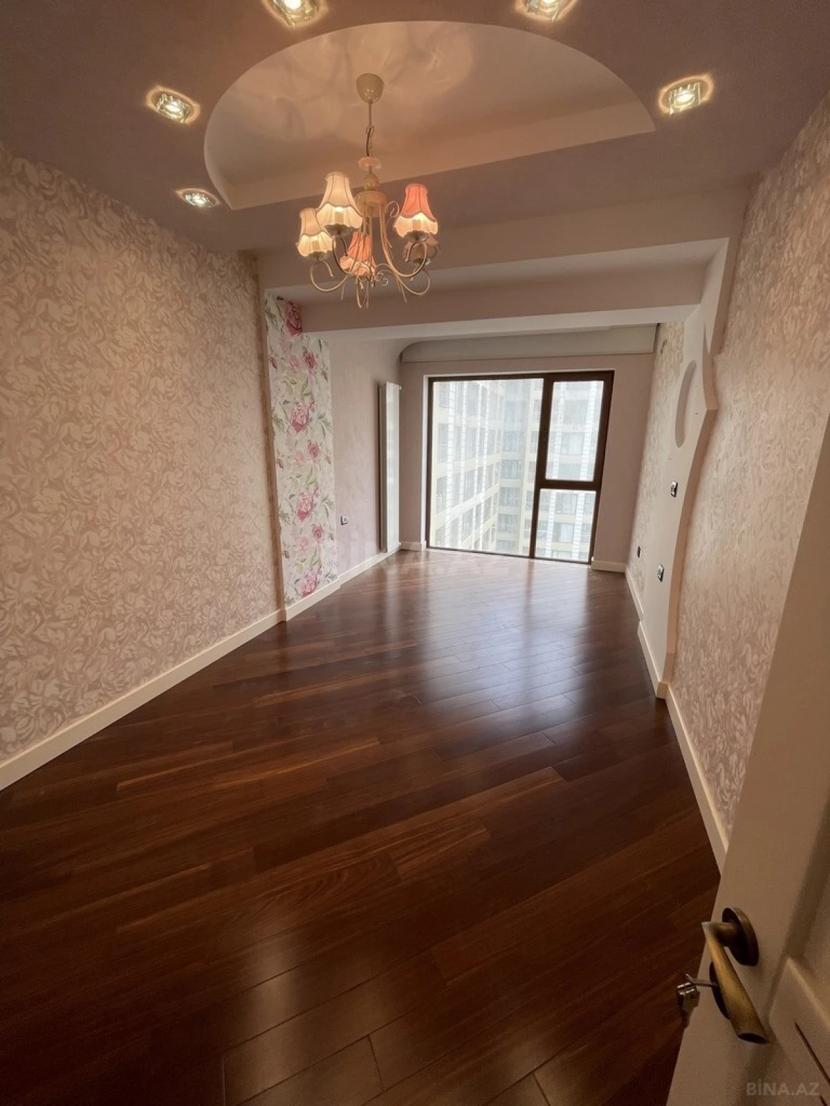 Satılır 6 otaqlı mənzil 280 m²