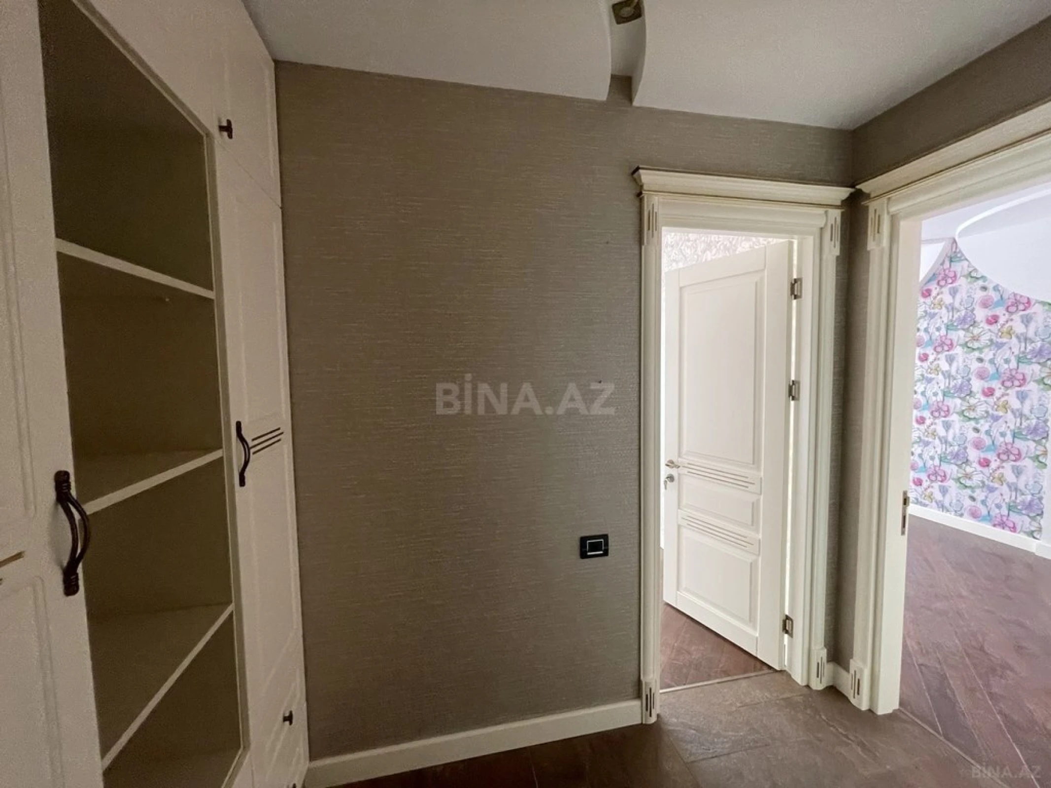 Satılır 6 otaqlı mənzil 280 m²