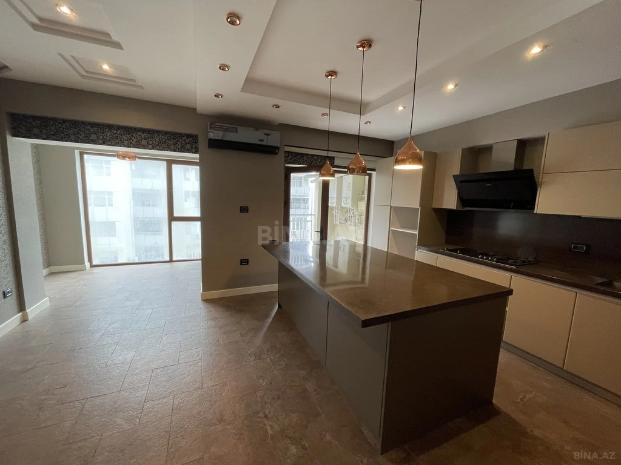 Satılır 6 otaqlı mənzil 280 m²