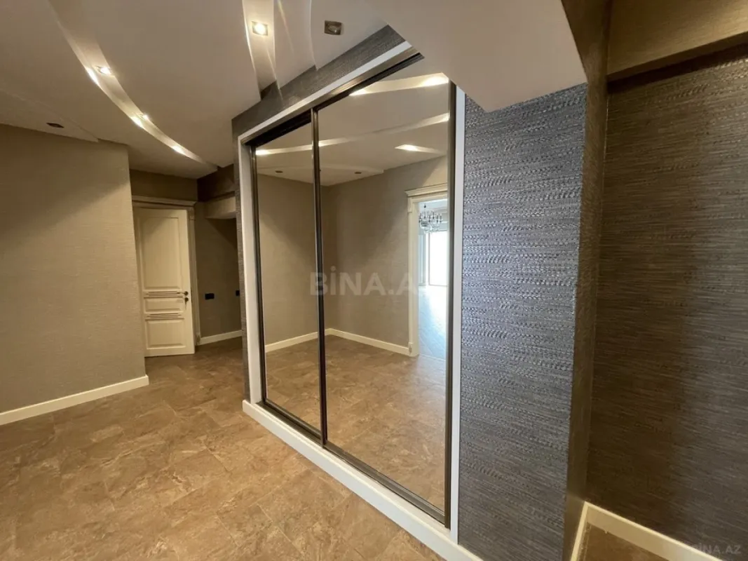 Satılır 6 otaqlı mənzil 280 m²