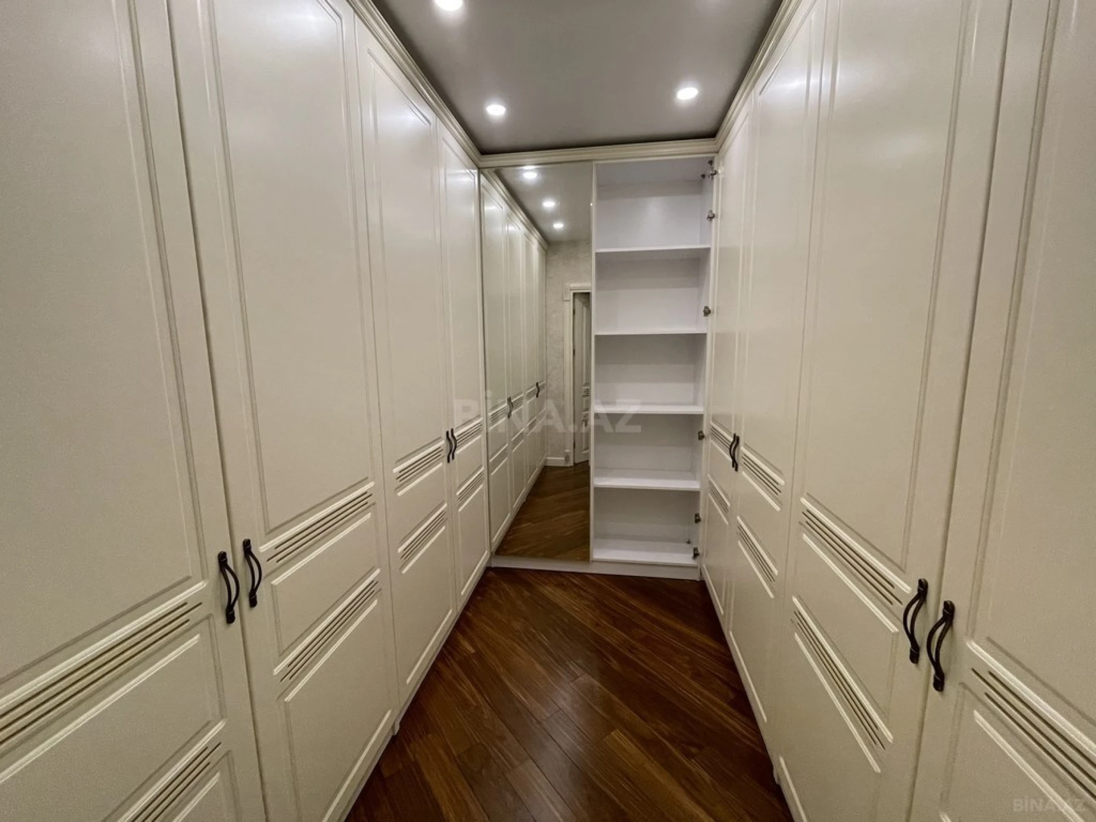 Satılır 6 otaqlı mənzil 280 m²