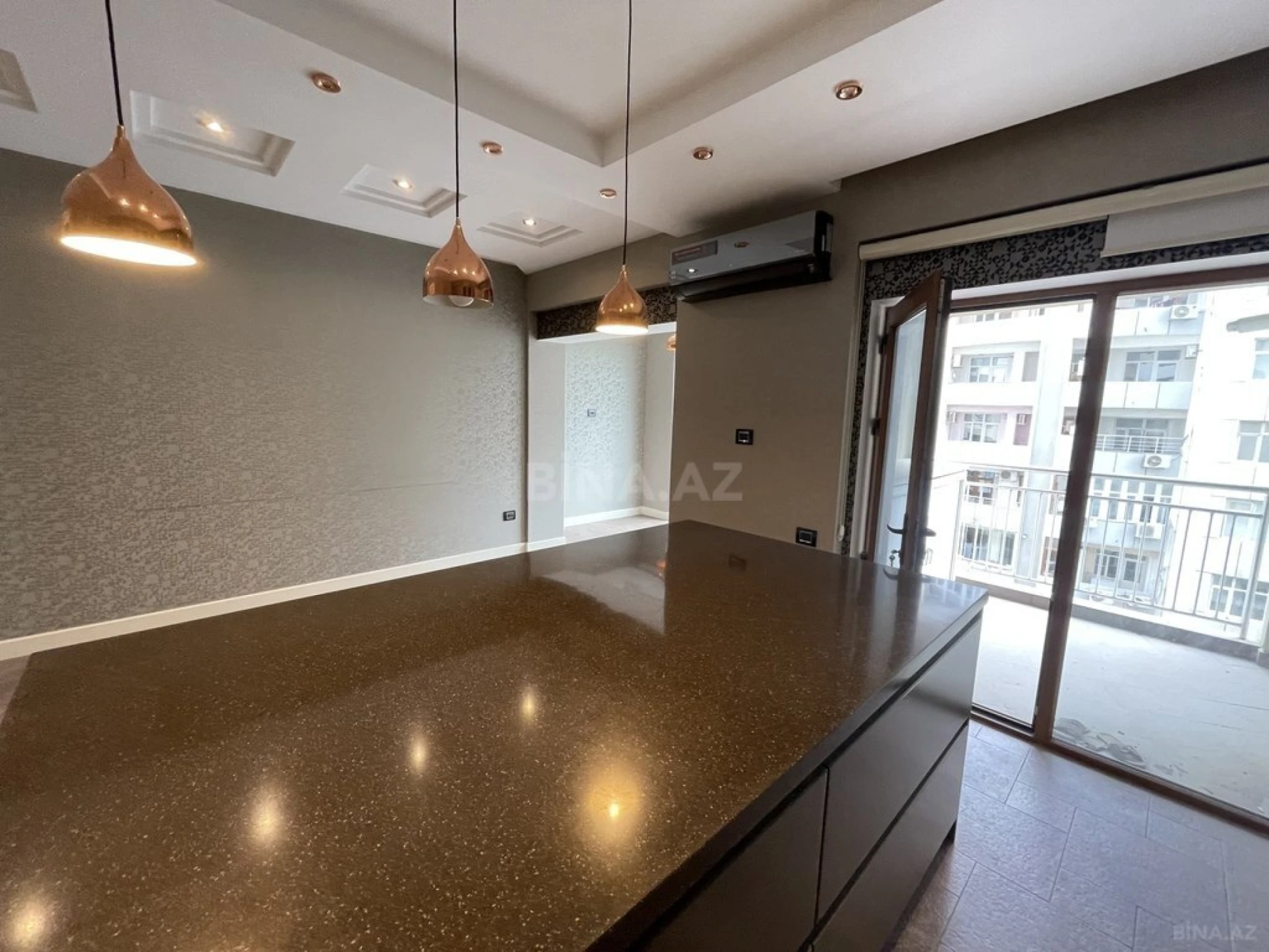 Satılır 6 otaqlı mənzil 280 m²