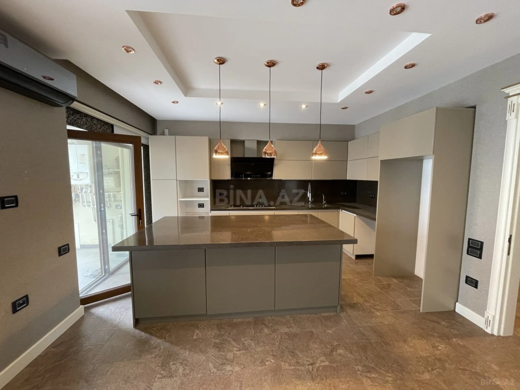 Satılır 6 otaqlı mənzil 280 m²