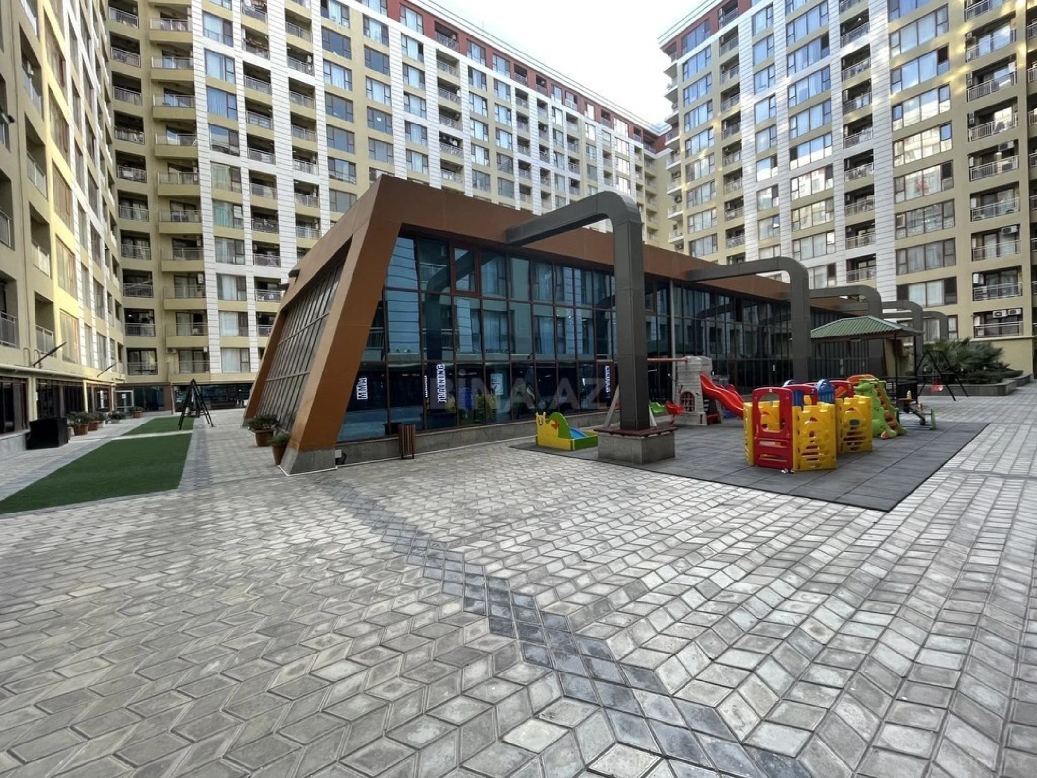 Satılır 6 otaqlı mənzil 280 m²