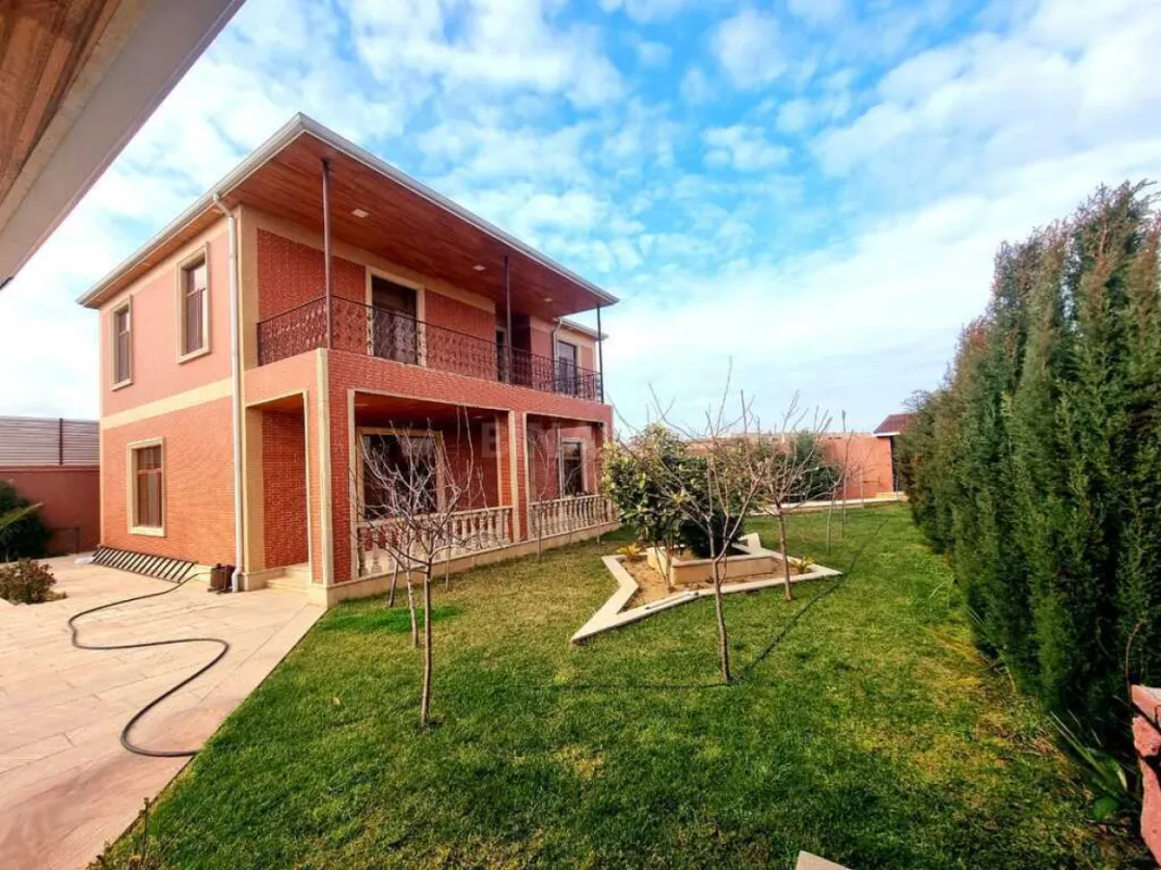 Satılır həyət evi 200 m²