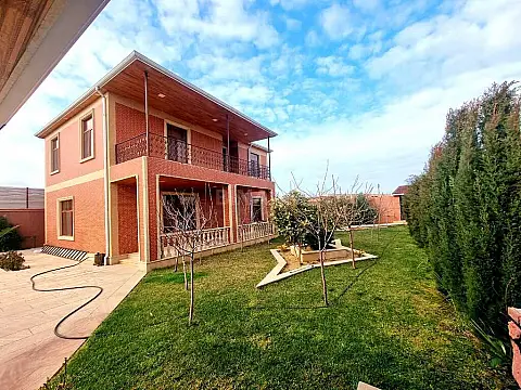 Satılır həyət evi 200 m²