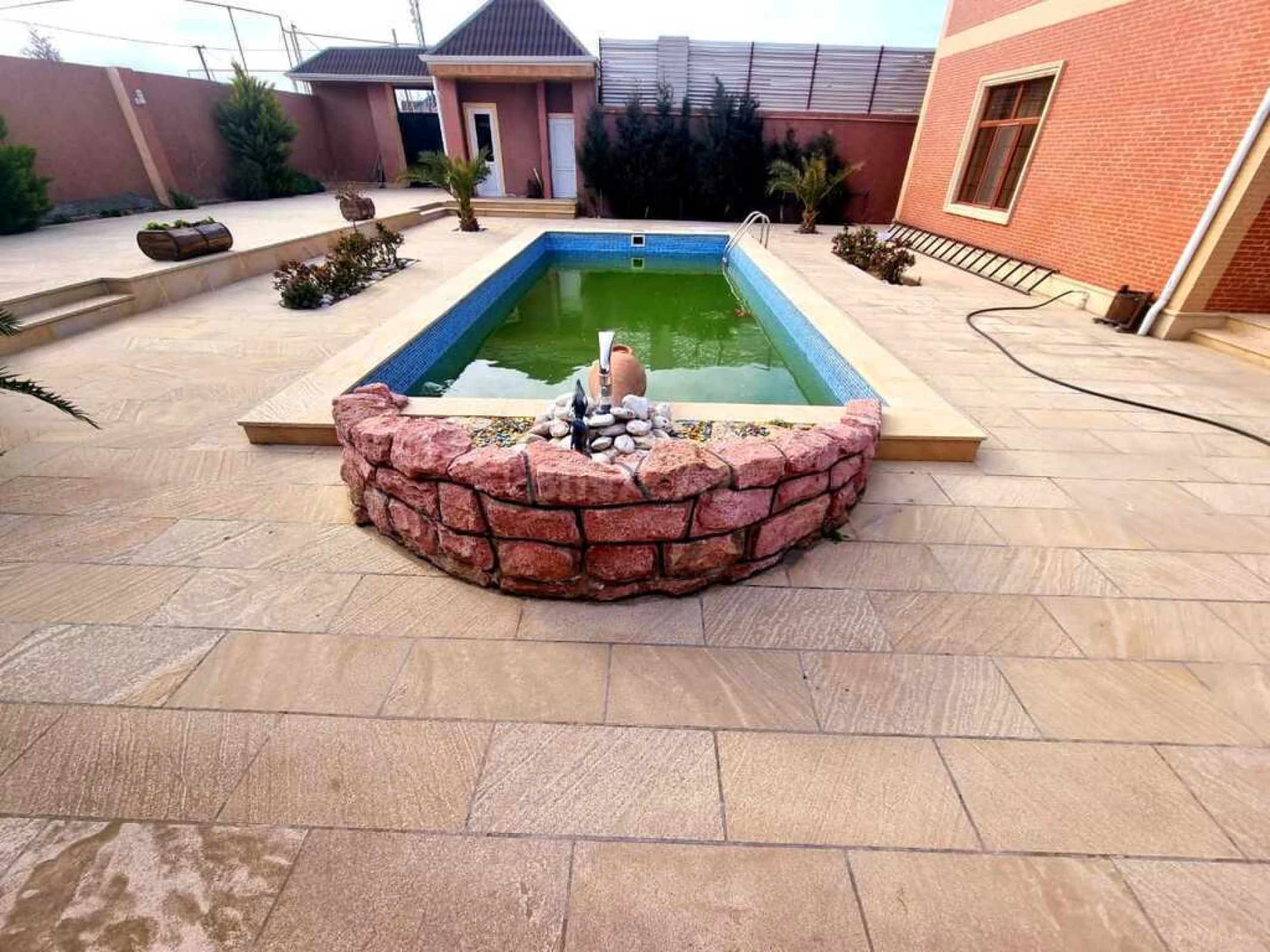 Satılır həyət evi 200 m²