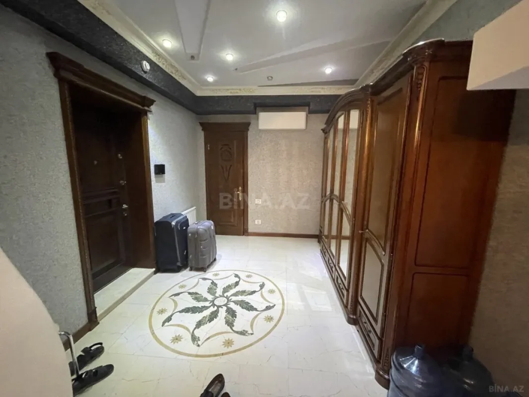 Satılır 4 otaqlı mənzil 250 m²