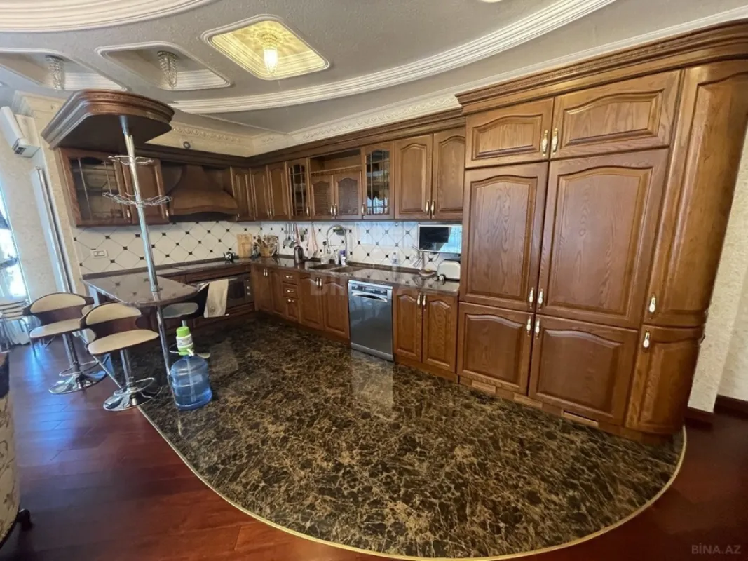 Satılır 4 otaqlı mənzil 250 m²