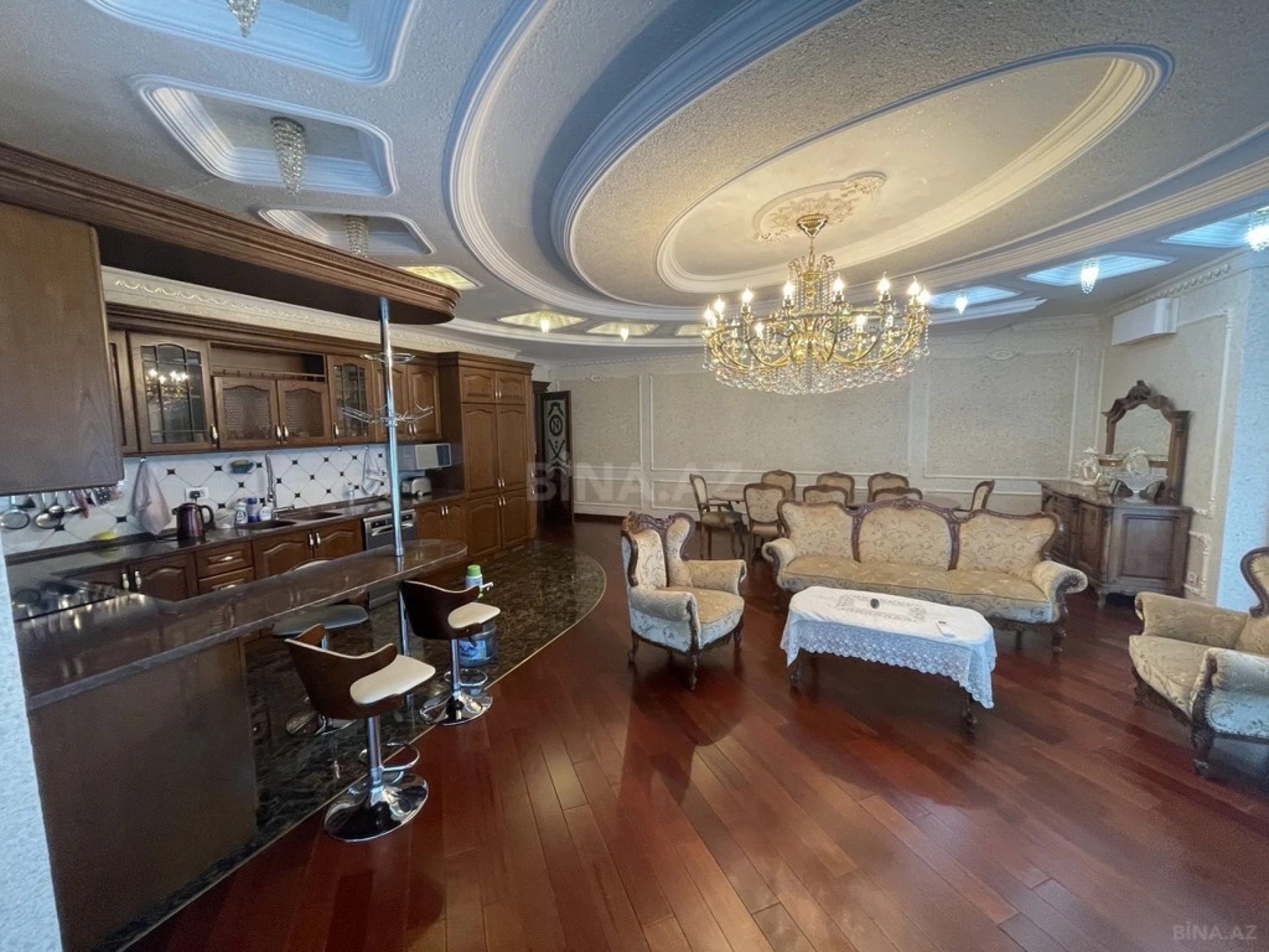 Satılır 4 otaqlı mənzil 250 m²