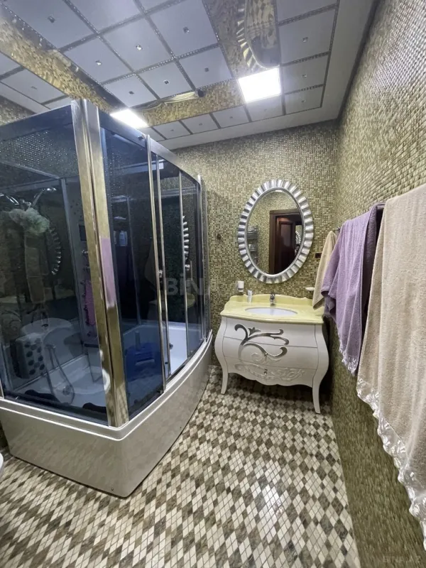 Satılır 4 otaqlı mənzil 250 m²