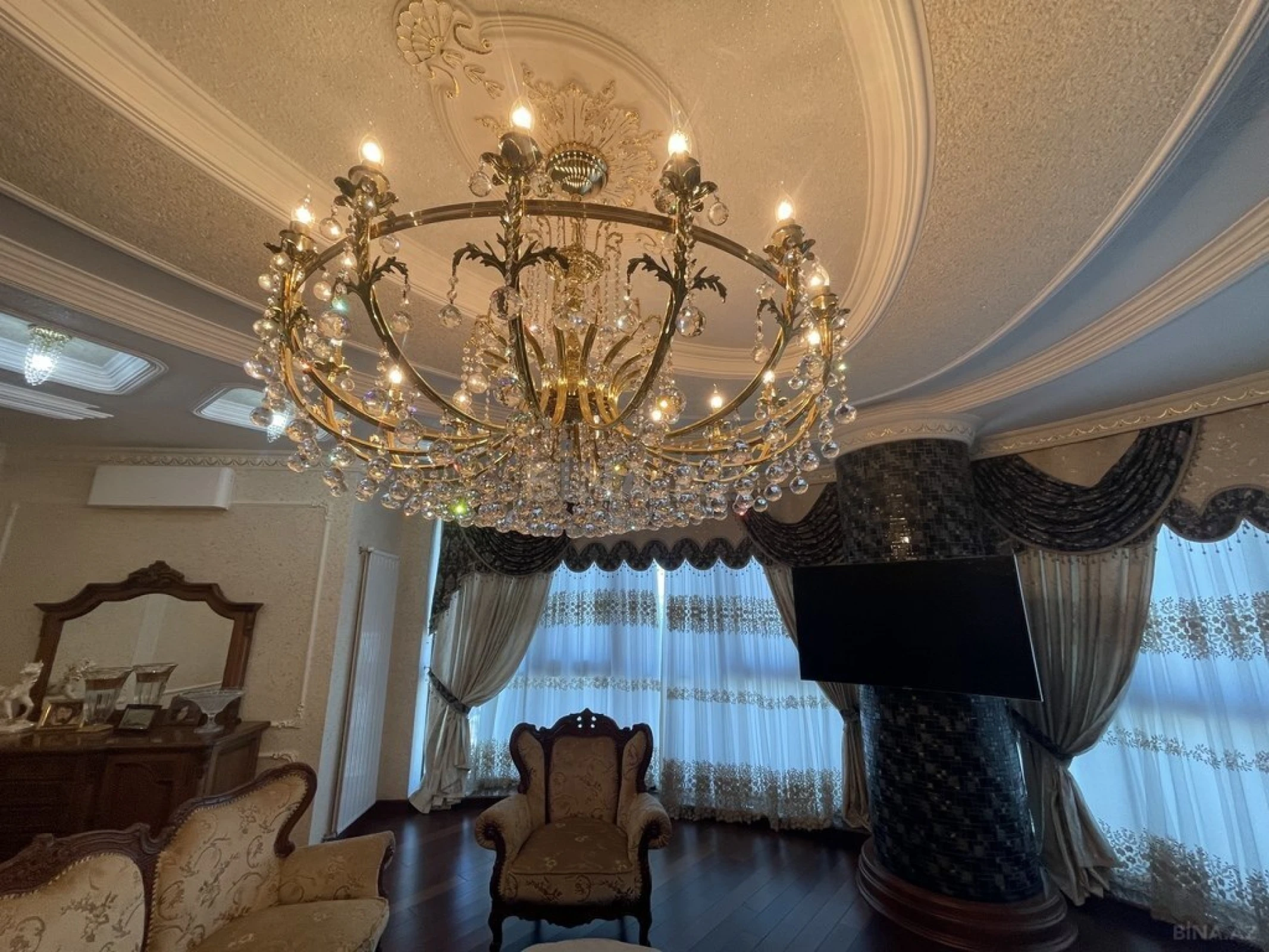 Satılır 4 otaqlı mənzil 250 m²