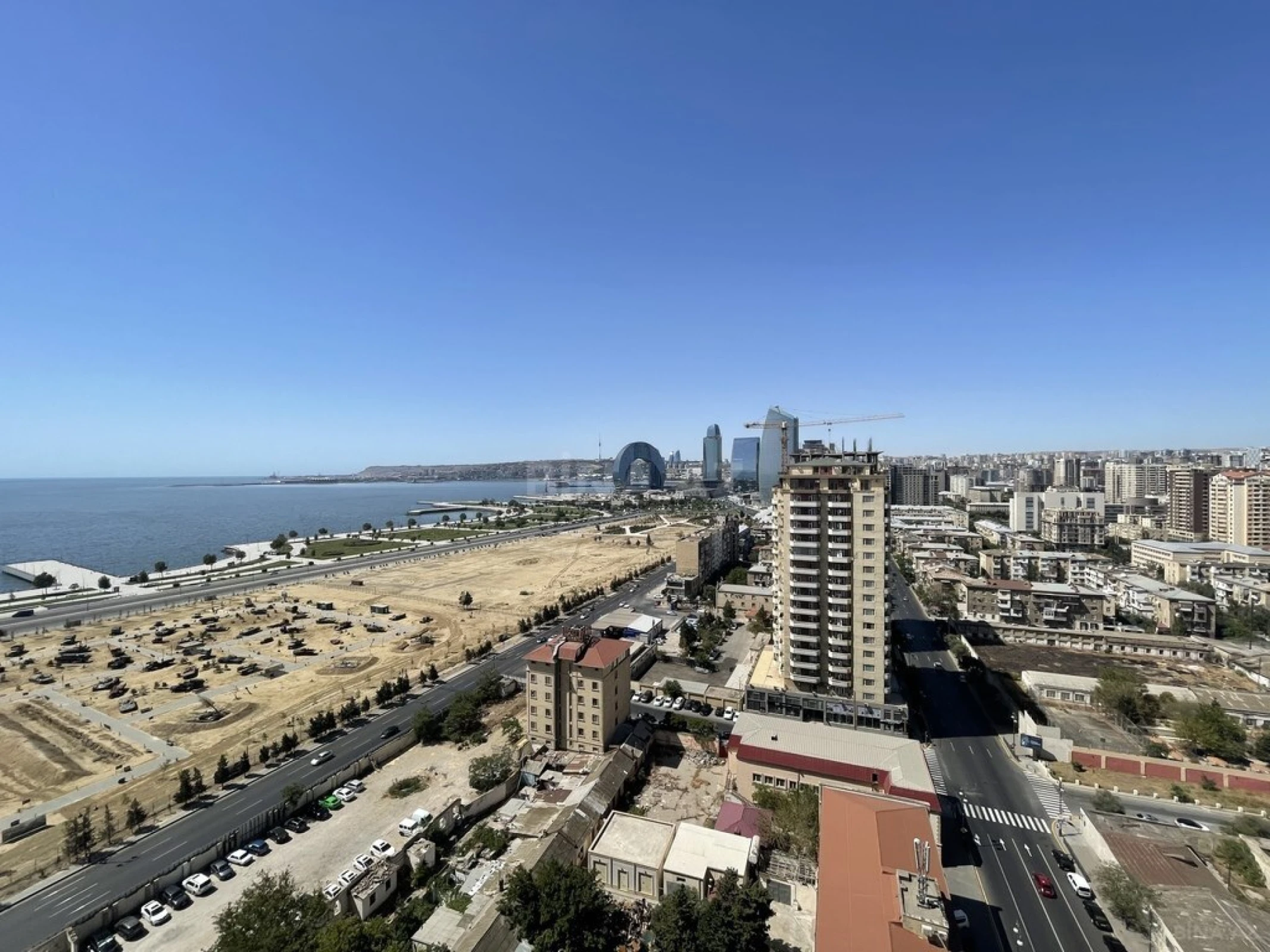 Satılır 4 otaqlı mənzil 250 m²