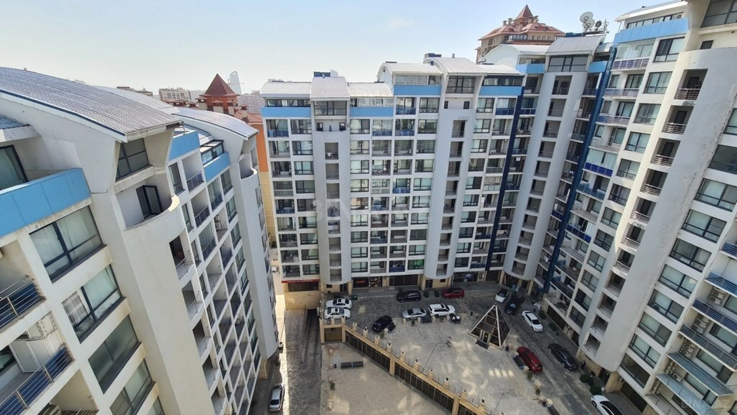 Satılır 5 otaqlı mənzil 381 m²