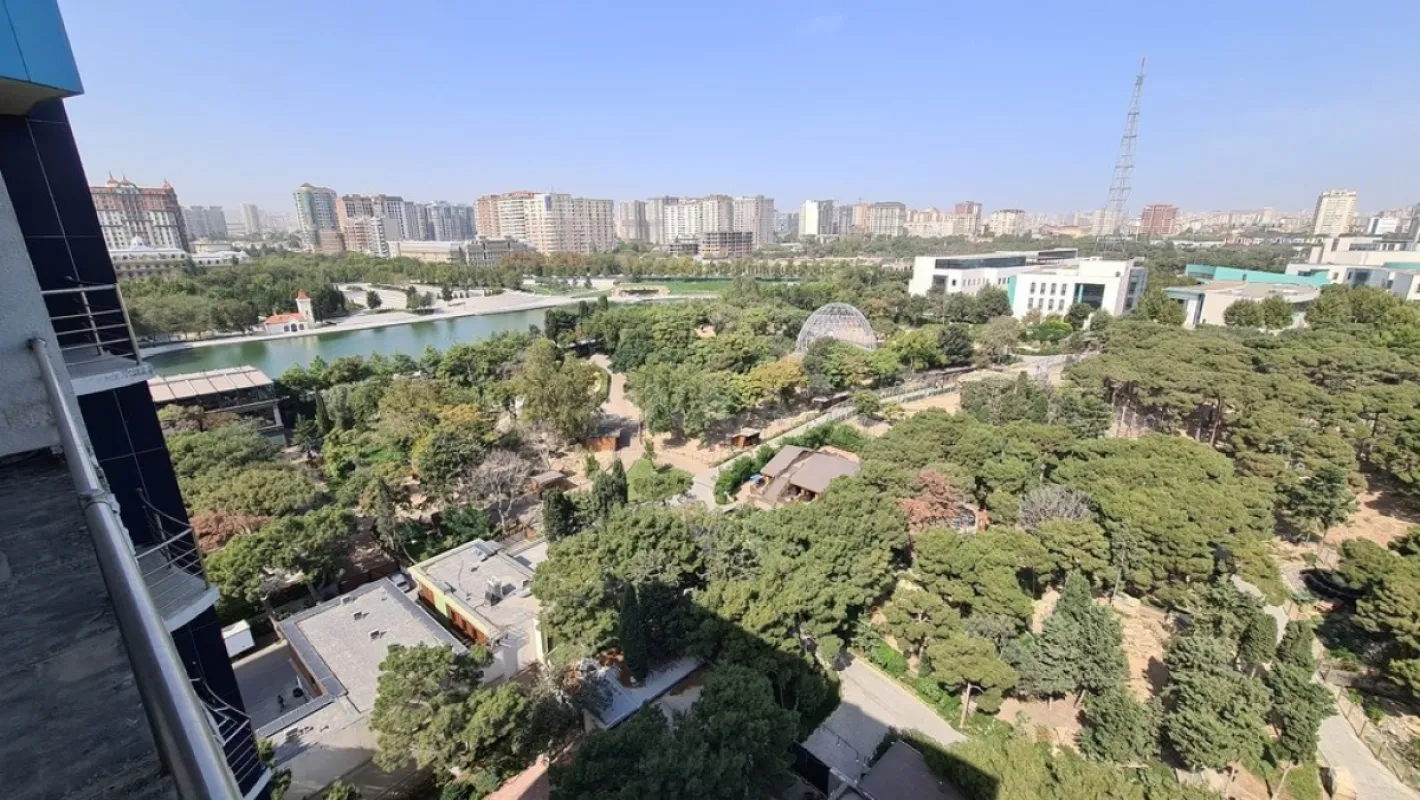 Satılır 5 otaqlı mənzil 381 m²