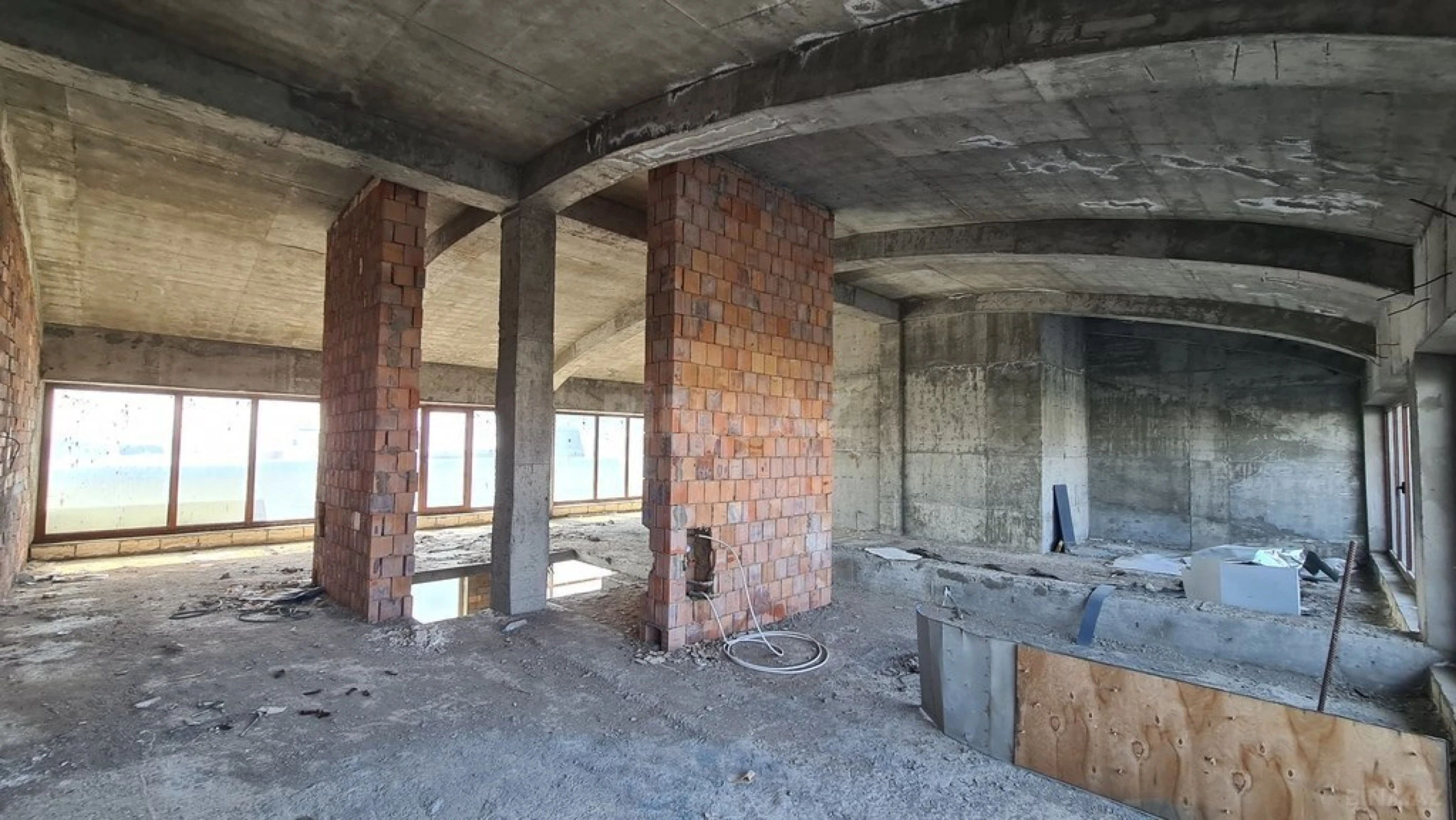 Satılır 5 otaqlı mənzil 381 m²