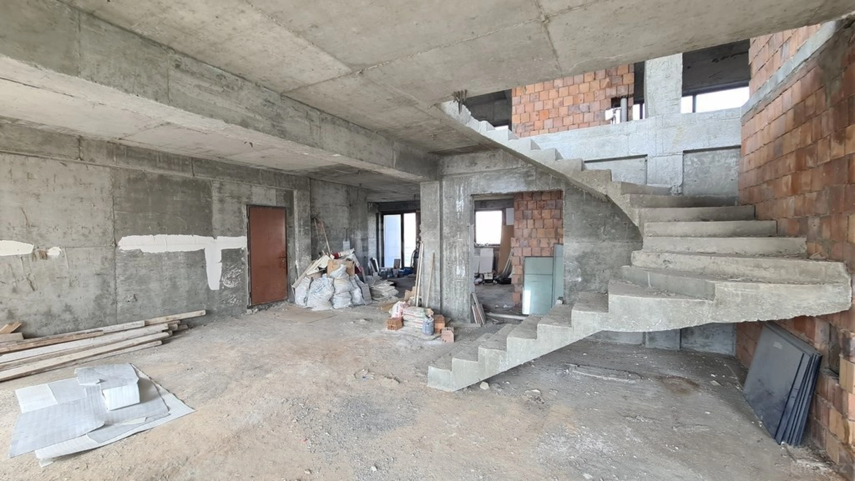 Satılır 5 otaqlı mənzil 381 m²