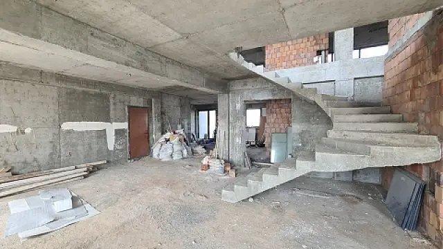 Satılır 5 otaqlı mənzil 381 m²