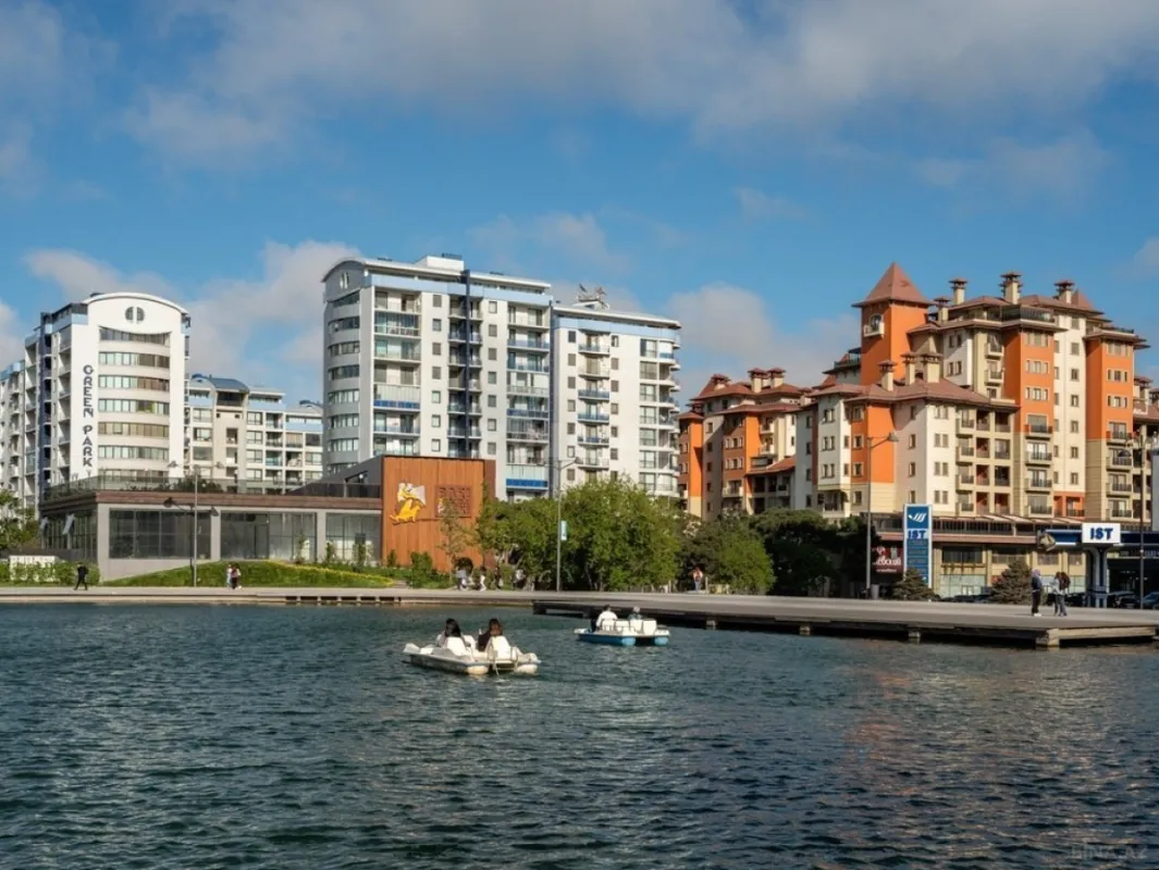 Satılır 5 otaqlı mənzil 381 m²