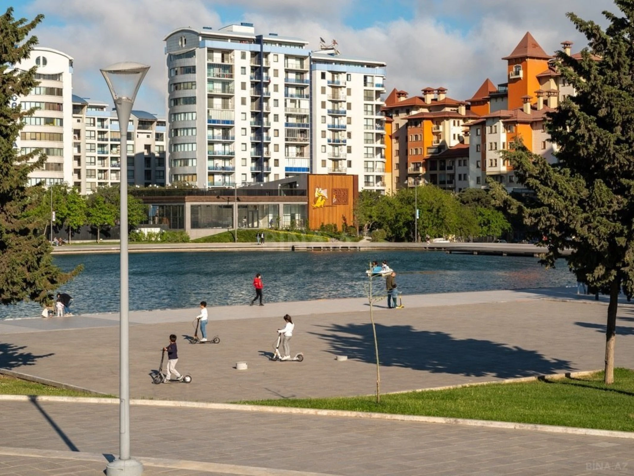 Satılır 5 otaqlı mənzil 381 m²