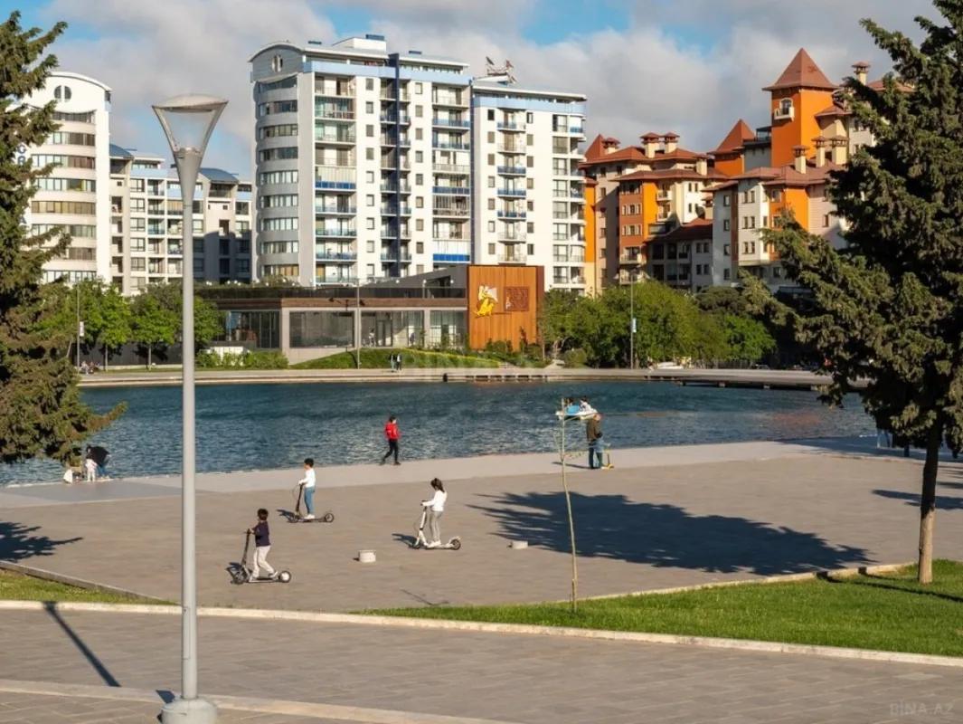 Satılır 5 otaqlı mənzil 381 m²