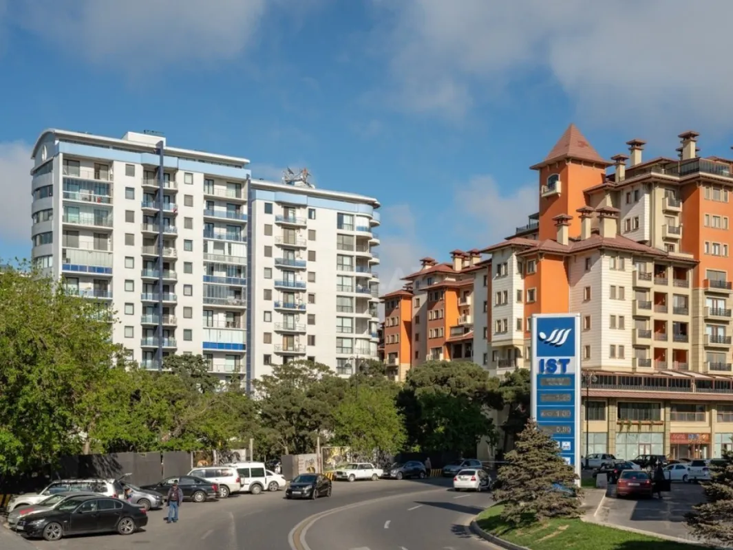 Satılır 5 otaqlı mənzil 381 m²