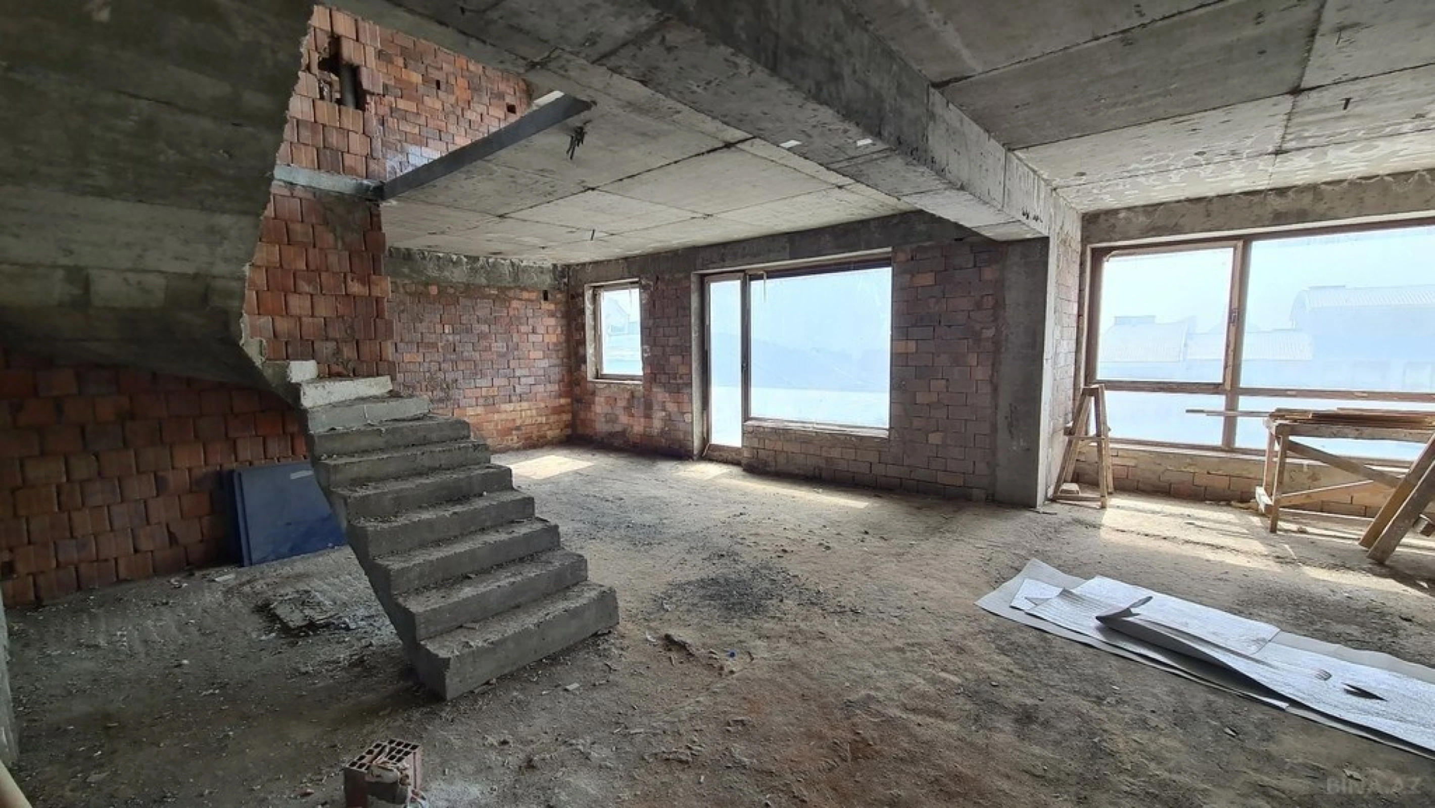 Satılır 5 otaqlı mənzil 381 m²