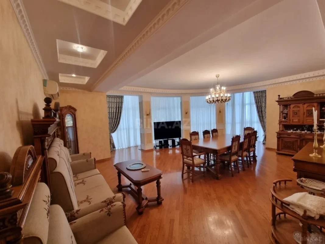 Satılır 4 otaqlı mənzil 180 m²