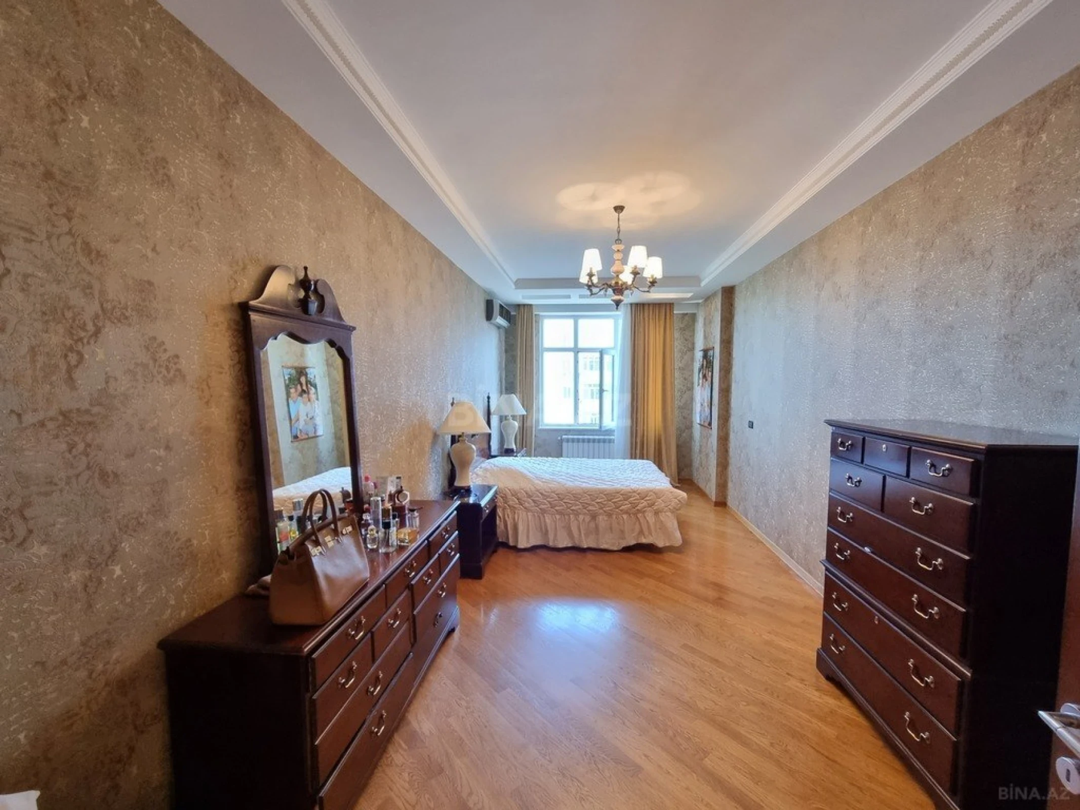 Satılır 4 otaqlı mənzil 180 m²
