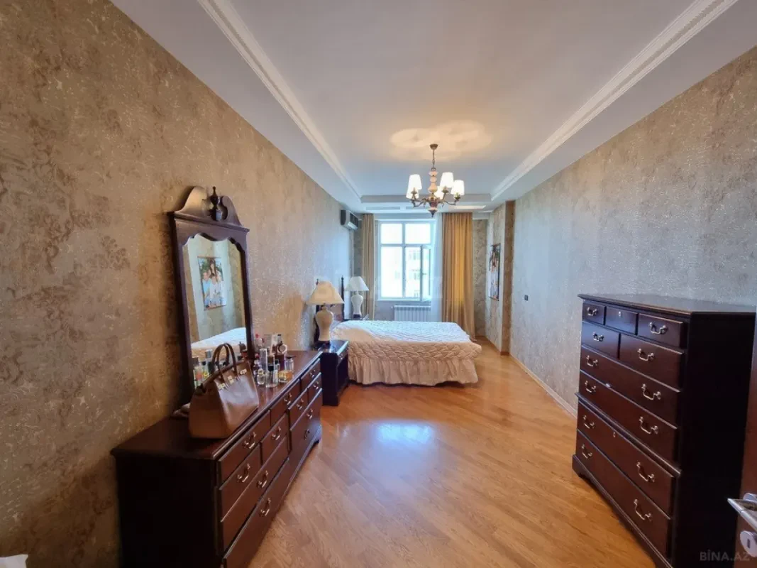 Satılır 4 otaqlı mənzil 180 m²
