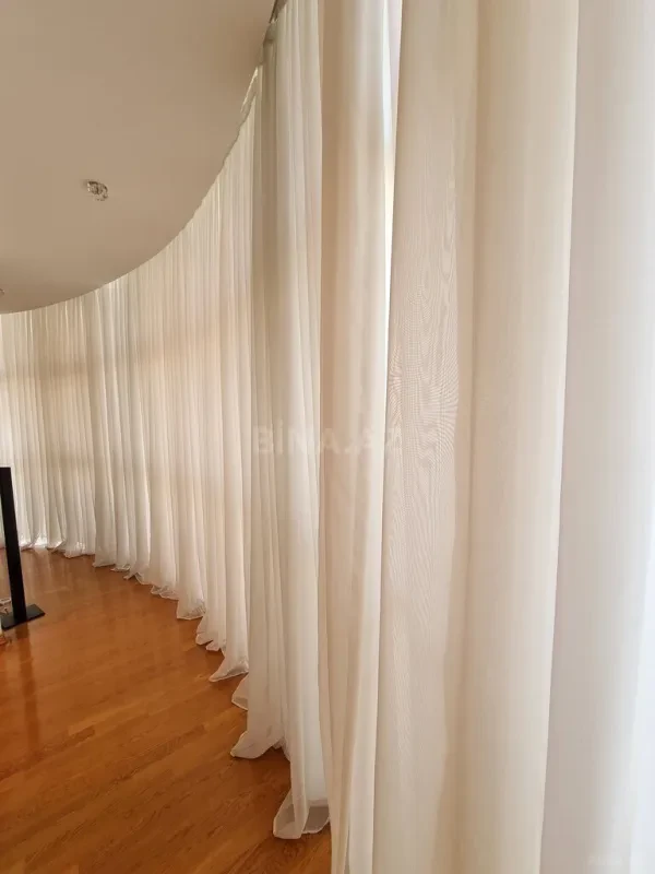 Satılır 4 otaqlı mənzil 180 m²