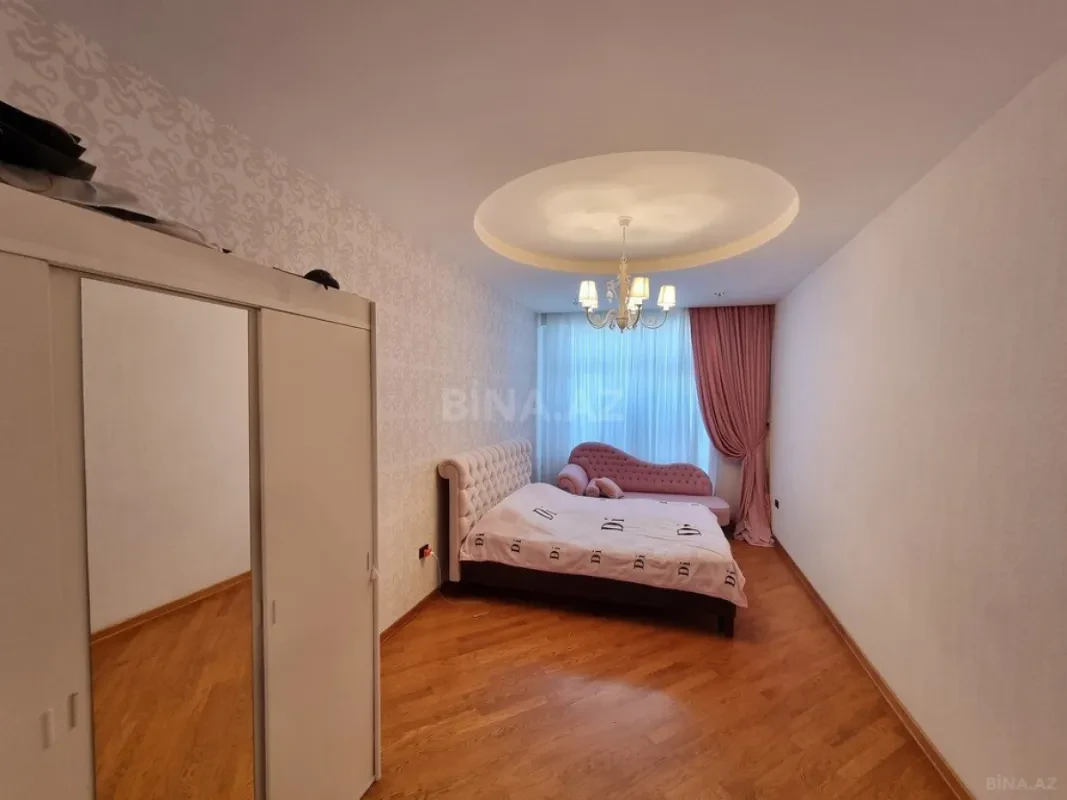 Satılır 4 otaqlı mənzil 180 m²