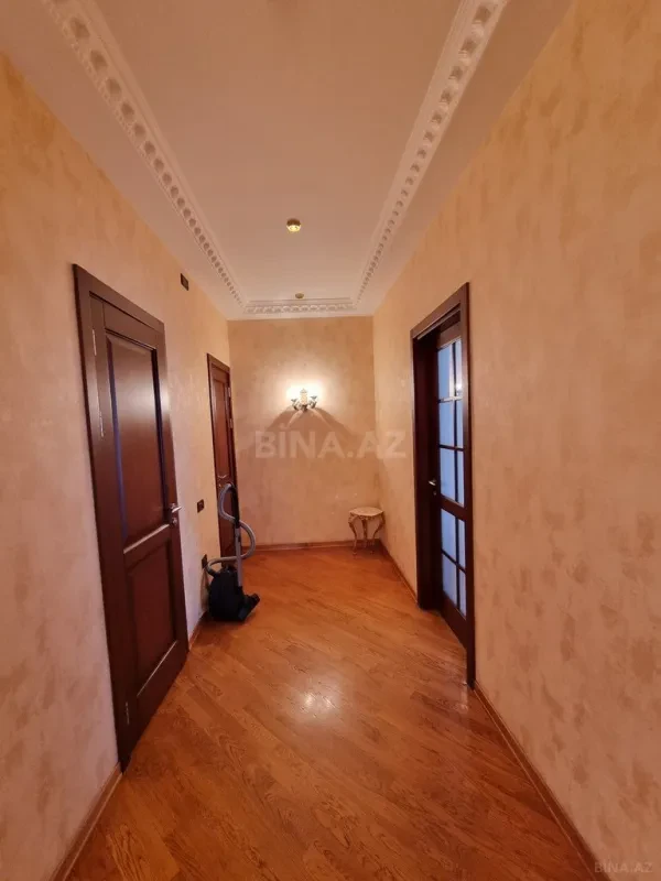 Satılır 4 otaqlı mənzil 180 m²