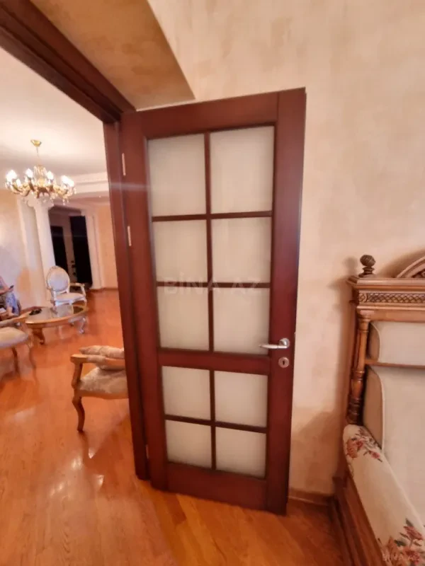 Satılır 4 otaqlı mənzil 180 m²