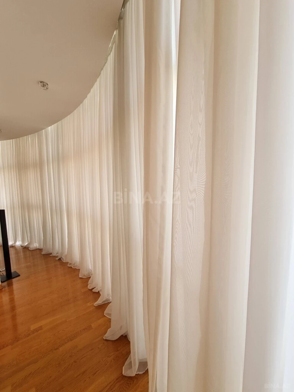 Satılır 4 otaqlı mənzil 180 m²