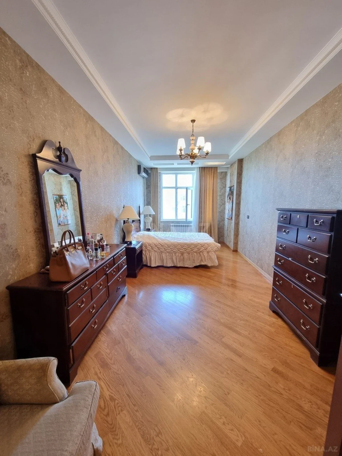 Satılır 4 otaqlı mənzil 180 m²