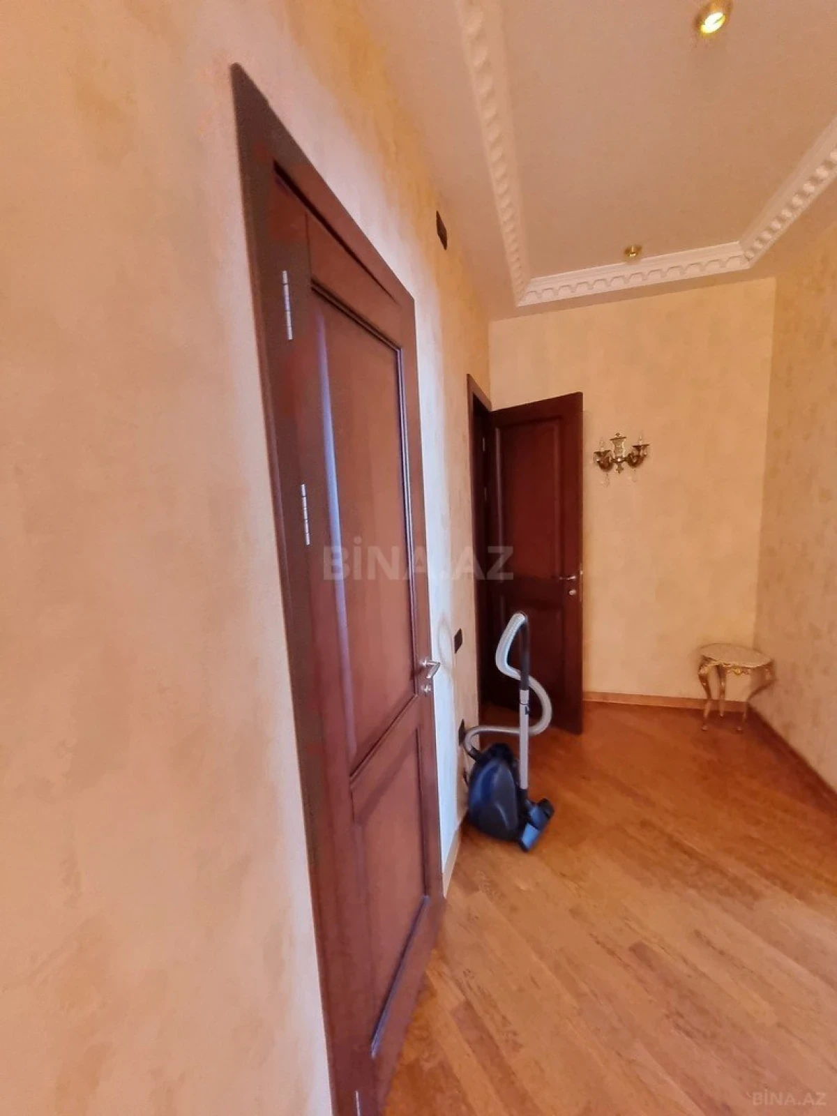 Satılır 4 otaqlı mənzil 180 m²