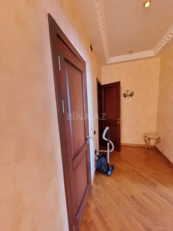 Satılır 4 otaqlı mənzil 180 m²