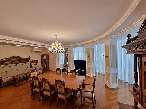 Satılır 4 otaqlı mənzil 180 m²