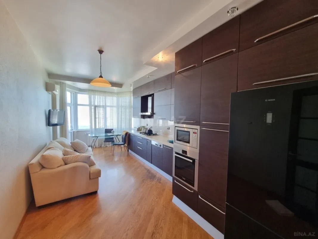 Satılır 4 otaqlı mənzil 180 m²