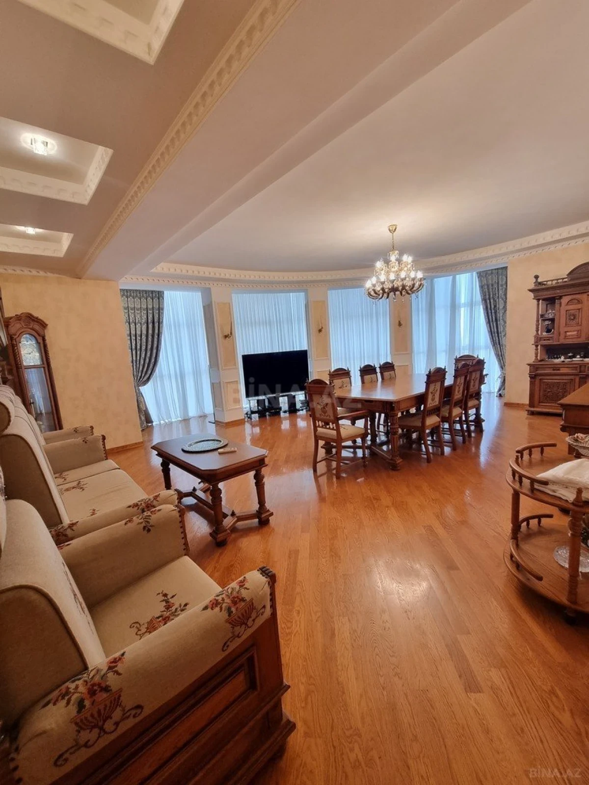 Satılır 4 otaqlı mənzil 180 m²
