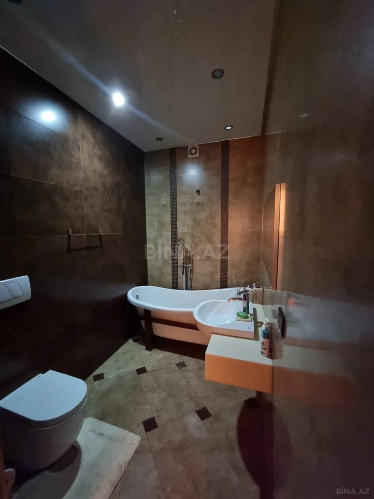 Satılır 4 otaqlı mənzil 180 m²