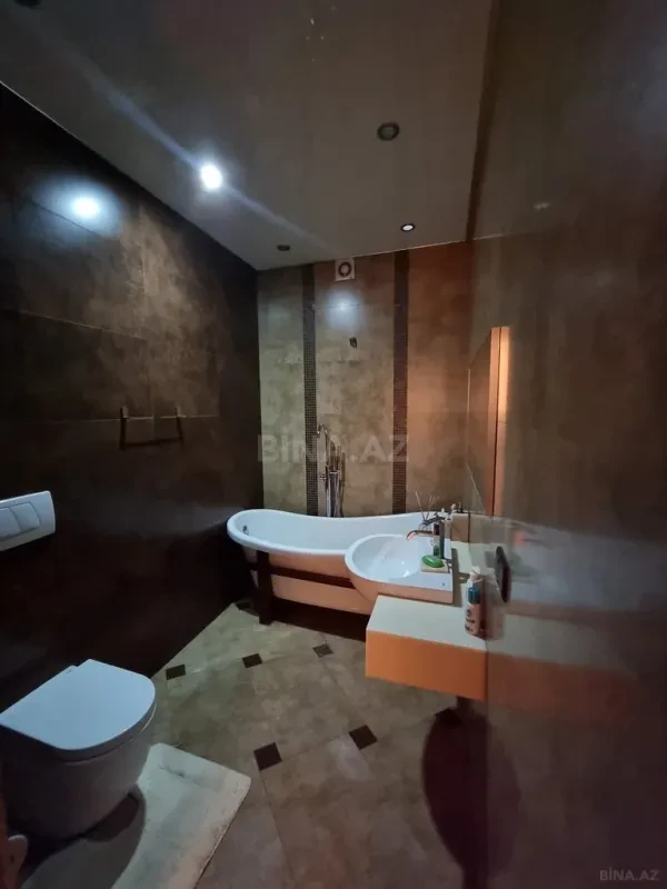 Satılır 4 otaqlı mənzil 180 m²