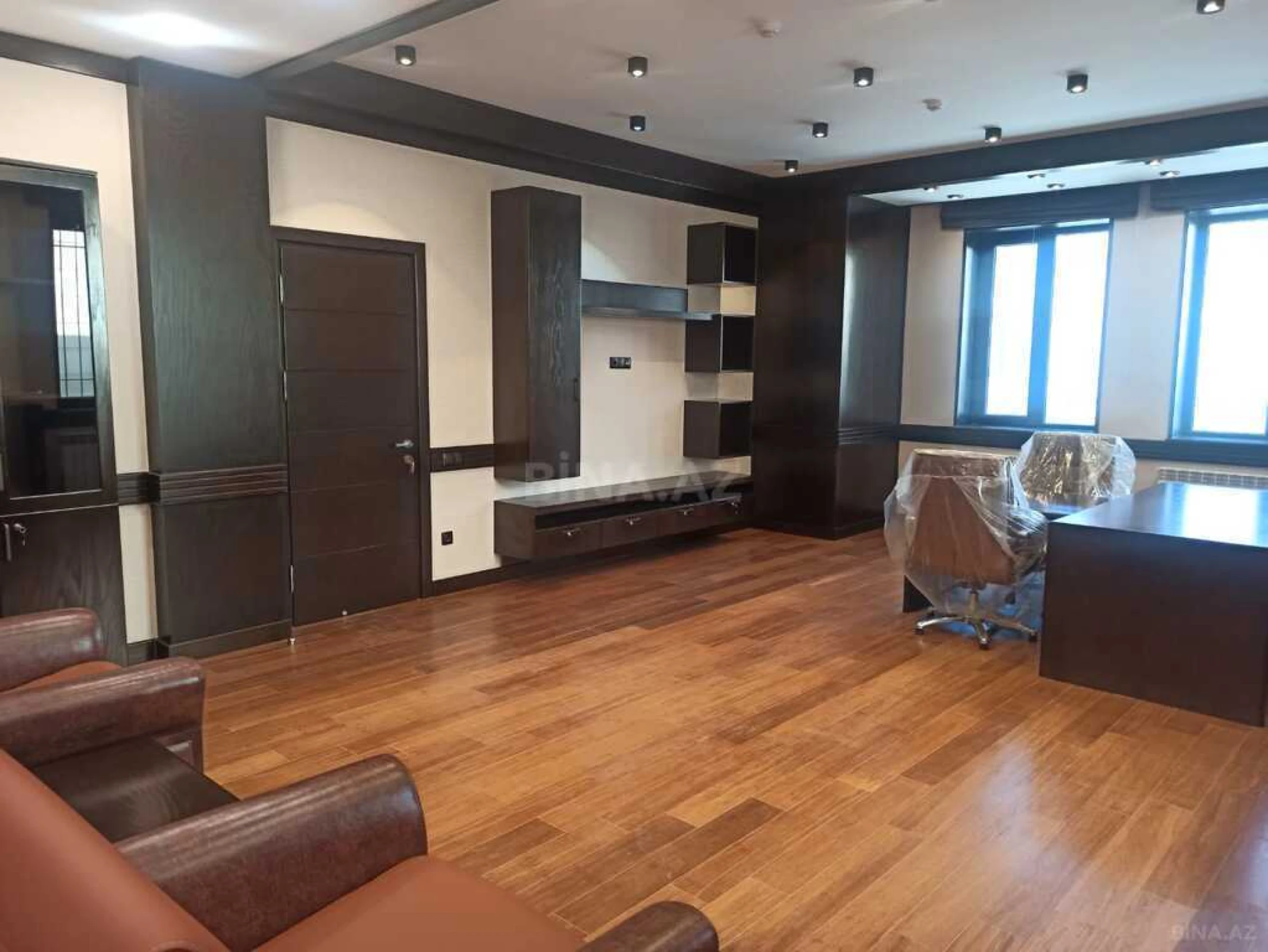 Satılır obyekt 576 m²