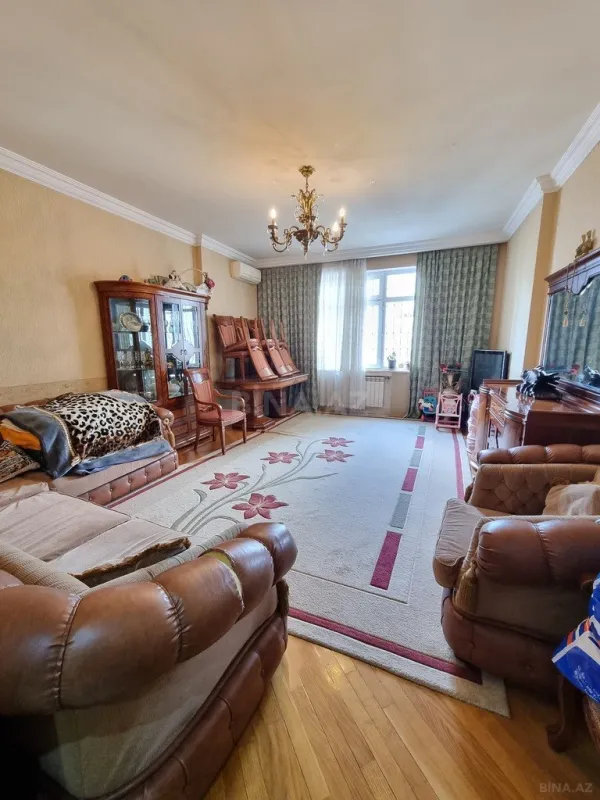 Satılır 3 otaqlı mənzil 132 m²