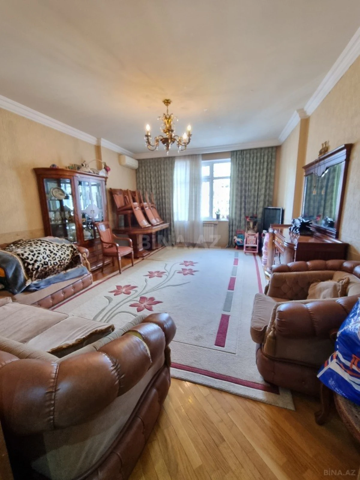 Satılır 3 otaqlı mənzil 132 m²