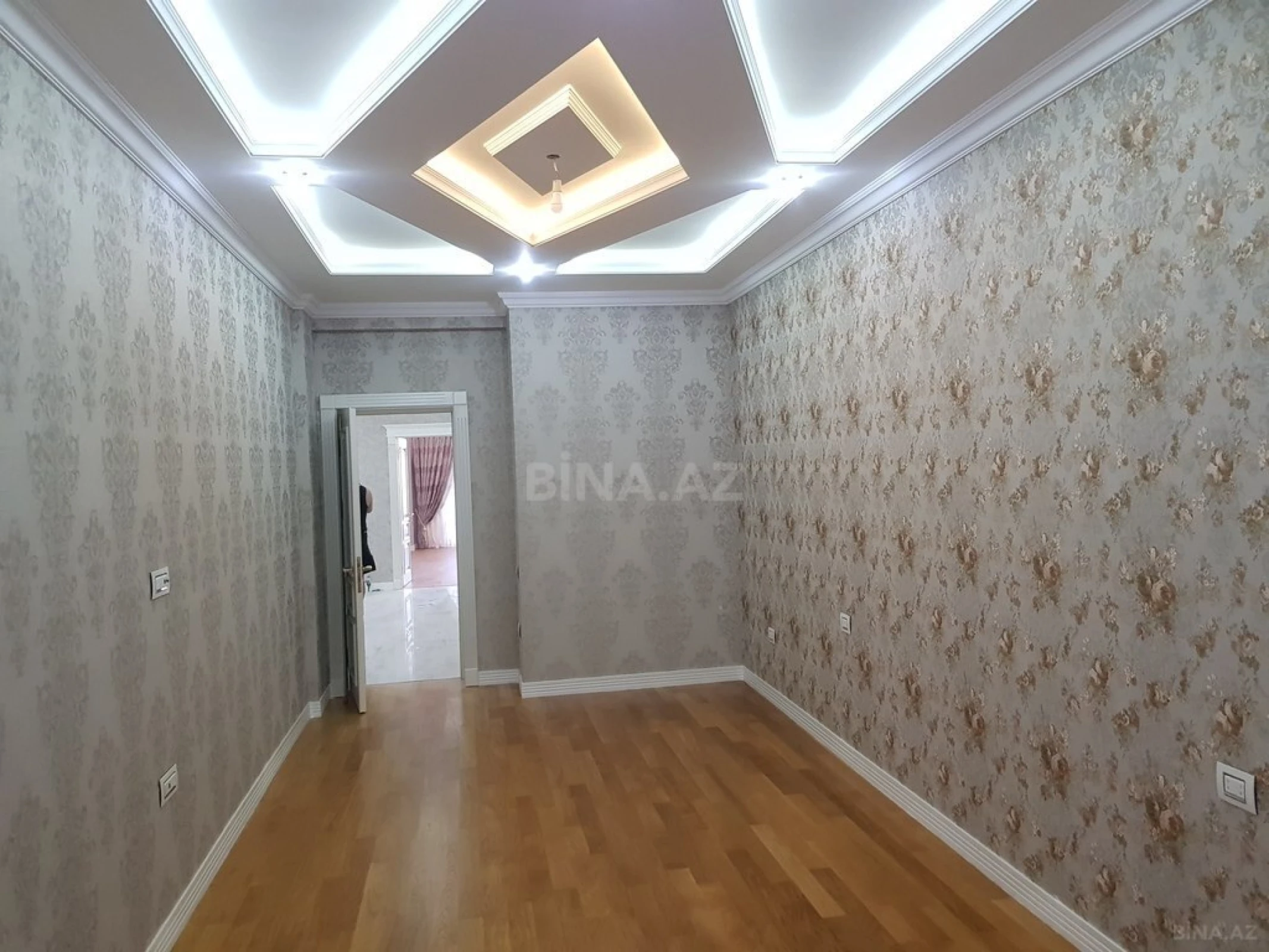 Satılır 4 otaqlı mənzil 242 m²