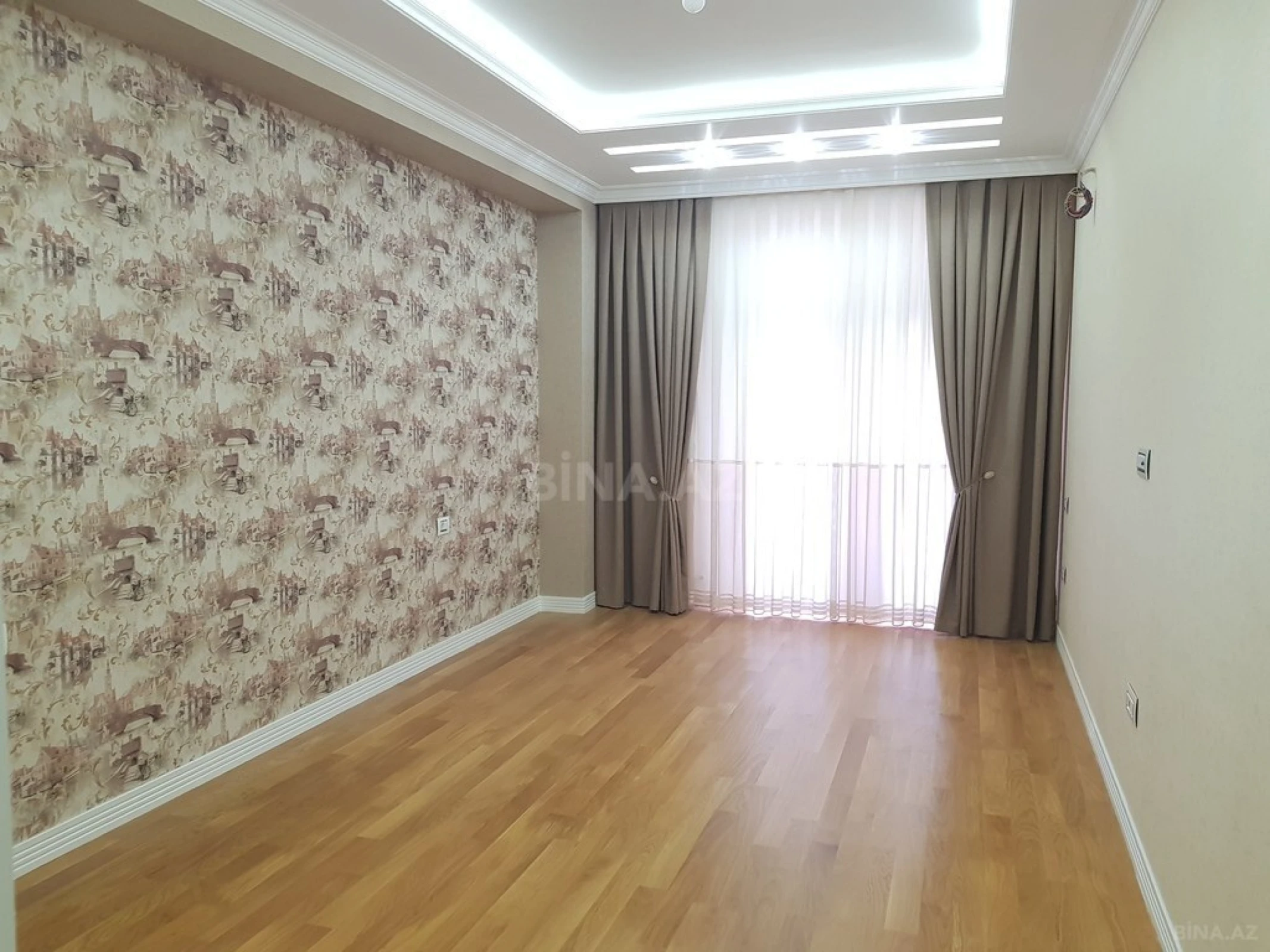 Satılır 4 otaqlı mənzil 242 m²