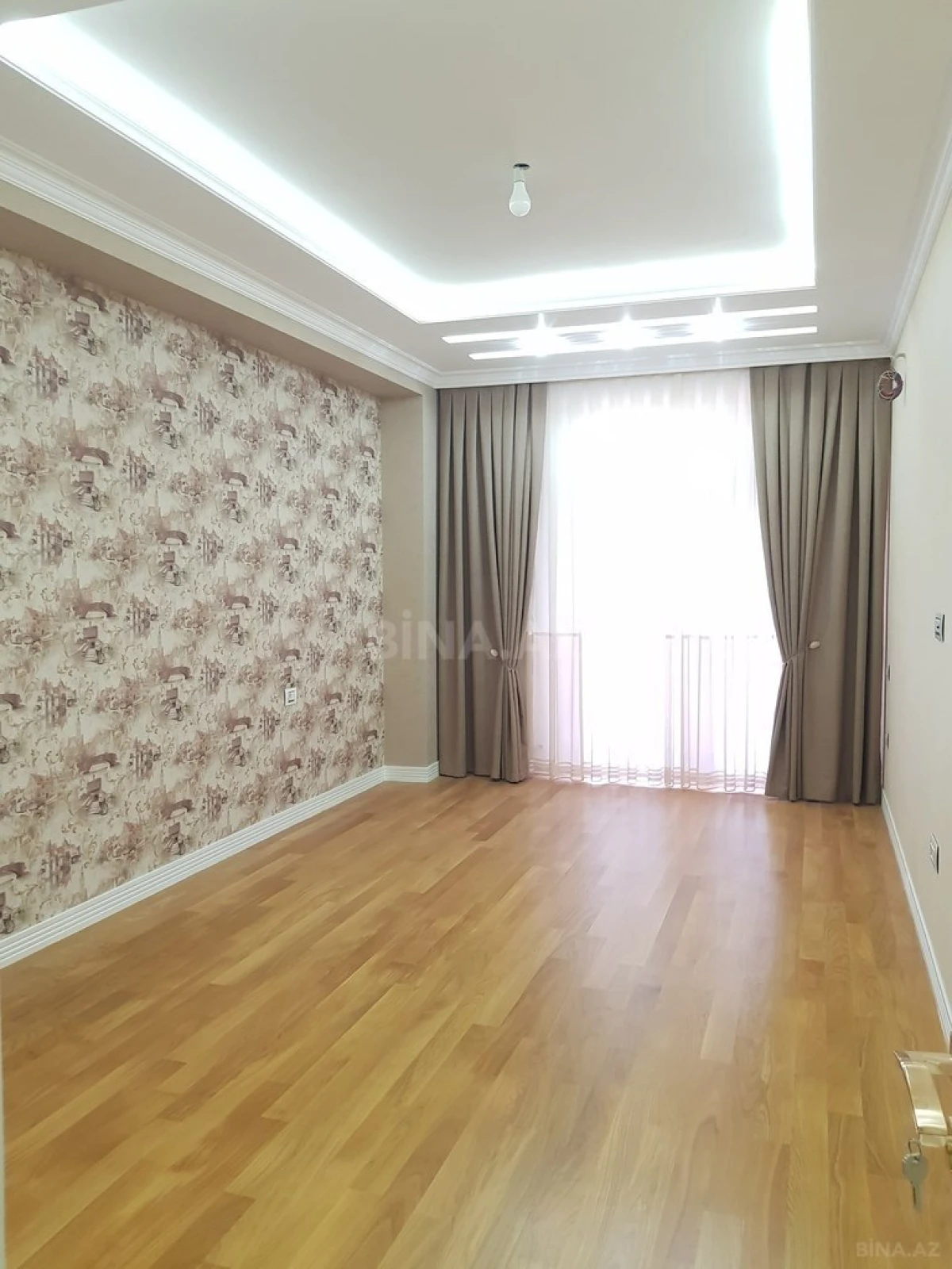Satılır 4 otaqlı mənzil 242 m²